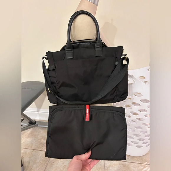 Skip Hop Chelsea Diaper Satchel Black - Picture 4 of 8
